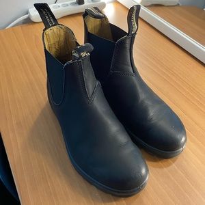 Black blundstones size 8